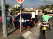 فيديو: إصابة شخصين بحادث طرق بين مركبتين في شارع تساهل بمدينة اللد